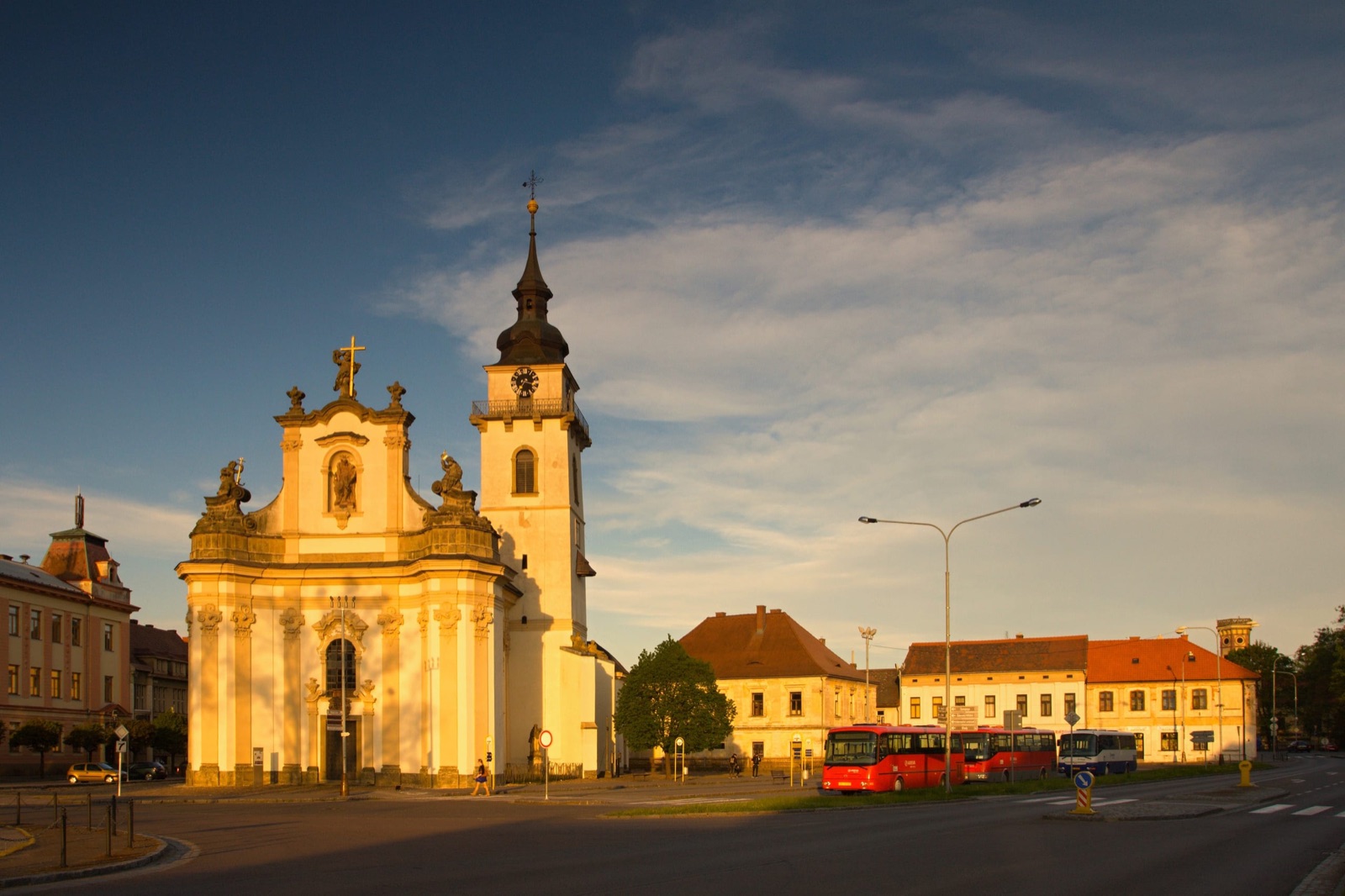 Barokní průčelí děkanského kostela s věží na náměstí Míru ve večerním slunci